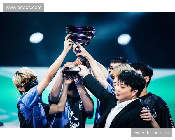 《璀璨光辉下的英雄梦：LOL灯火辉煌夜景展现电竞魅力与激情》